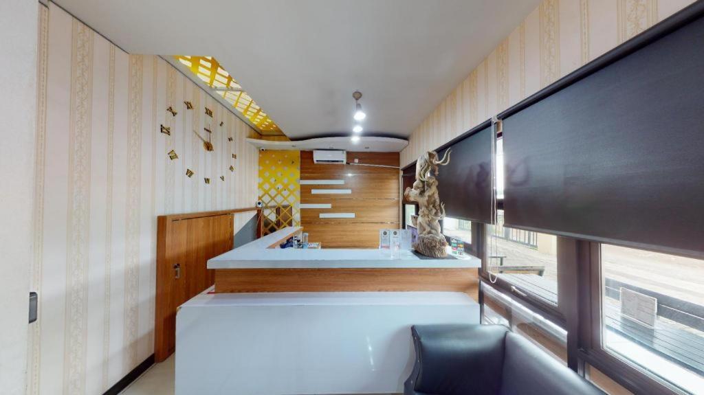 Merr 57 Surabaya Exterior foto